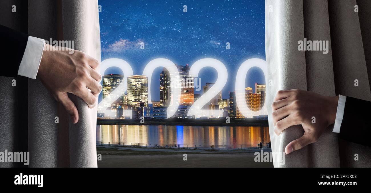 Geschäftsmann Eröffnung Vorhang mit neuen Jahr 2020 in der Stadt Stockfoto