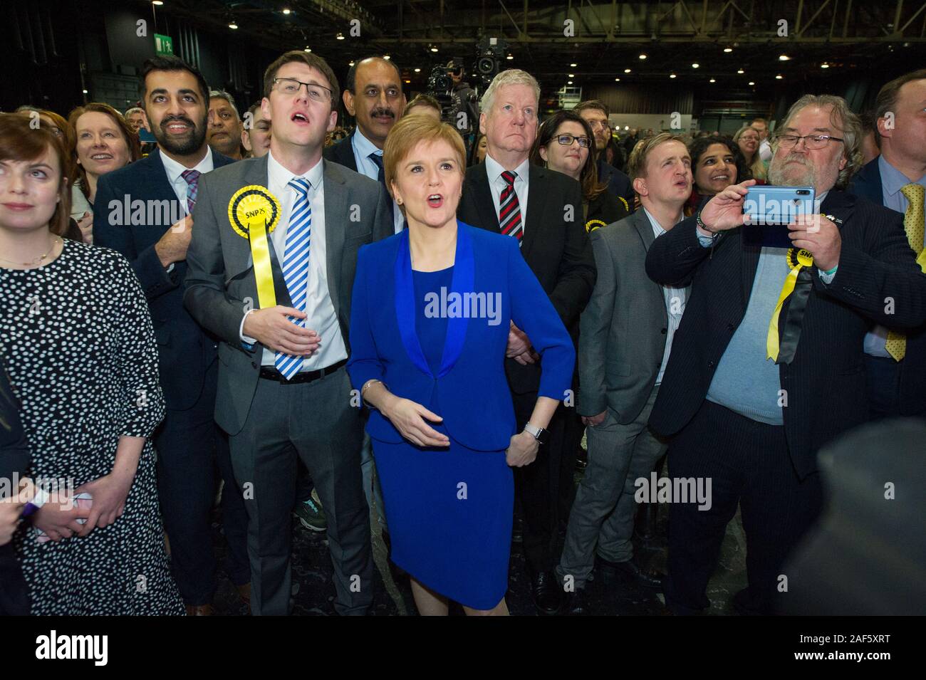 Glasgow, UK. 13 Dez, 2019. Im Bild: (in Blau) Nicola Sturgeon MSP - Erster Minister von Schottland und Leiter der Scottish National Party (SNP). Szenen aus der Auszählung der Stimmen bei den Schottischen Ausstellungs- und Konferenzzentrum (SECC). Die Polen haben jetzt geschlossen um 22 Uhr an und die Auszählung der Stimmen ist jetzt unterwegs für den britischen Parlamentarischen Wahlen 2019. Dies ist das erste Mal in fast 100 Jahren, dass eine allgemeine Wahl im Dezember stattgefunden hat. Credit: Colin Fisher/Alamy leben Nachrichten Stockfoto