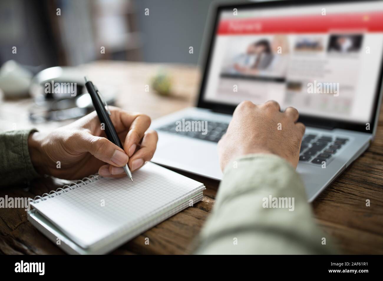 In der Nähe von einem Geschäftsmann Hand schreiben Hinweis Mit Pen im Tagebuch über Schreibtisch Stockfoto
