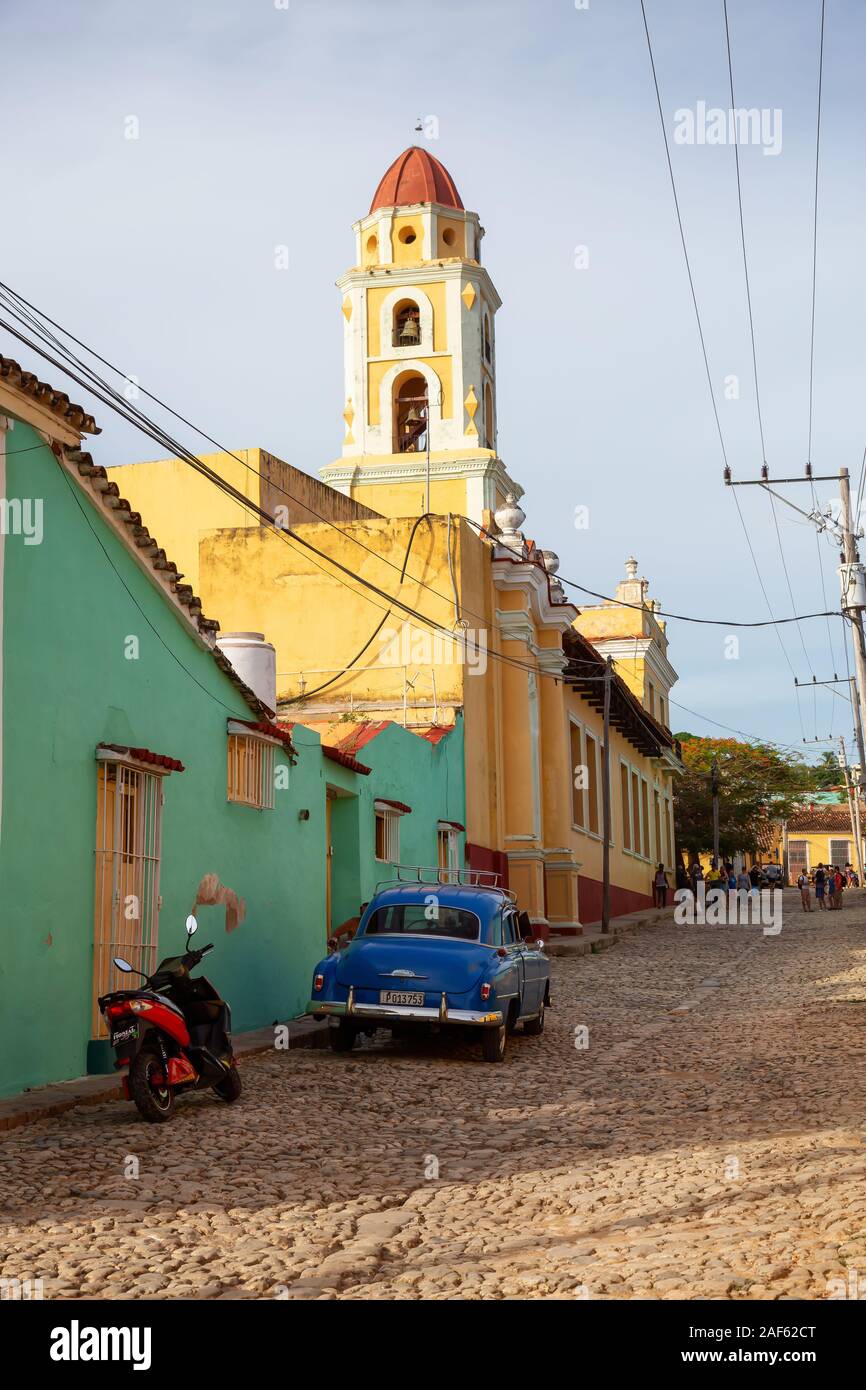 Trinidad, Kuba - Juni 12, 2019: Blick auf eine alte klassische amerikanische Autos in den Straßen einer kleinen kubanischen Stadt während einer lebendigen sonnigen Sonnenuntergang. Stockfoto