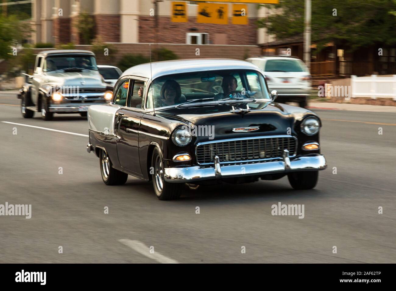 Ein restauriertes Stock 1955 Chevy Bel Air 2 Door sedan Kreuzfahrt in der Moabiter April Aktion Auto Show in Moab, Utah. Stockfoto