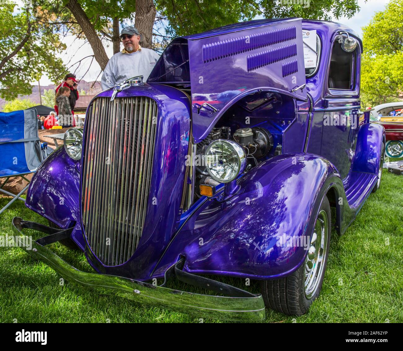 Ein restauriertes und modifizierte 1937 Ford Pickup Truck in der Moabiter April Aktion Auto Show in Moab, Utah. Stockfoto