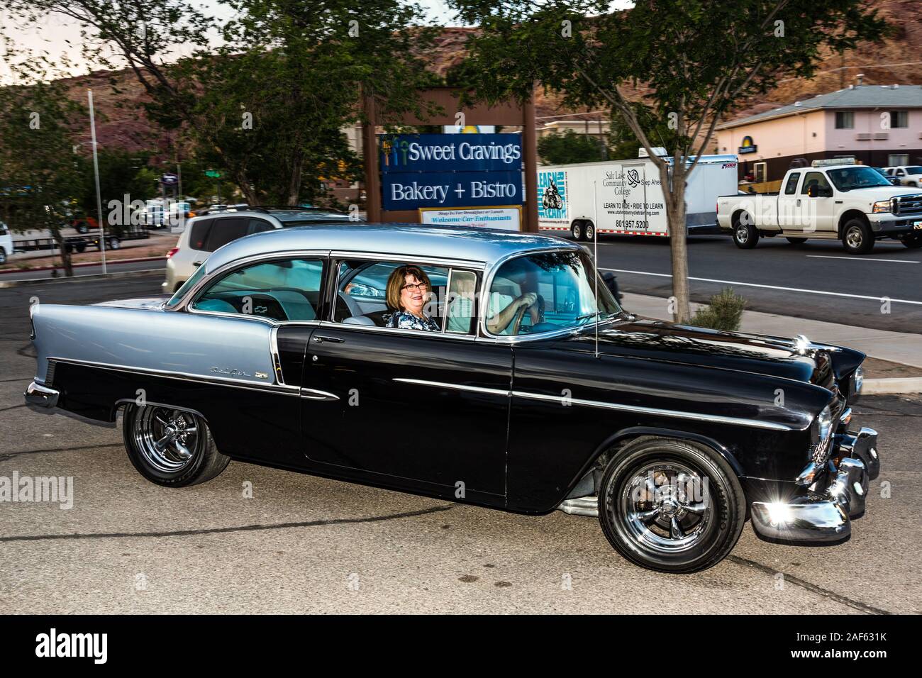 Ein restauriertes Stock 1955 Chevy Bel Air 2 Door sedan Kreuzfahrt in der Moabiter April Aktion Auto Show in Moab, Utah. Stockfoto