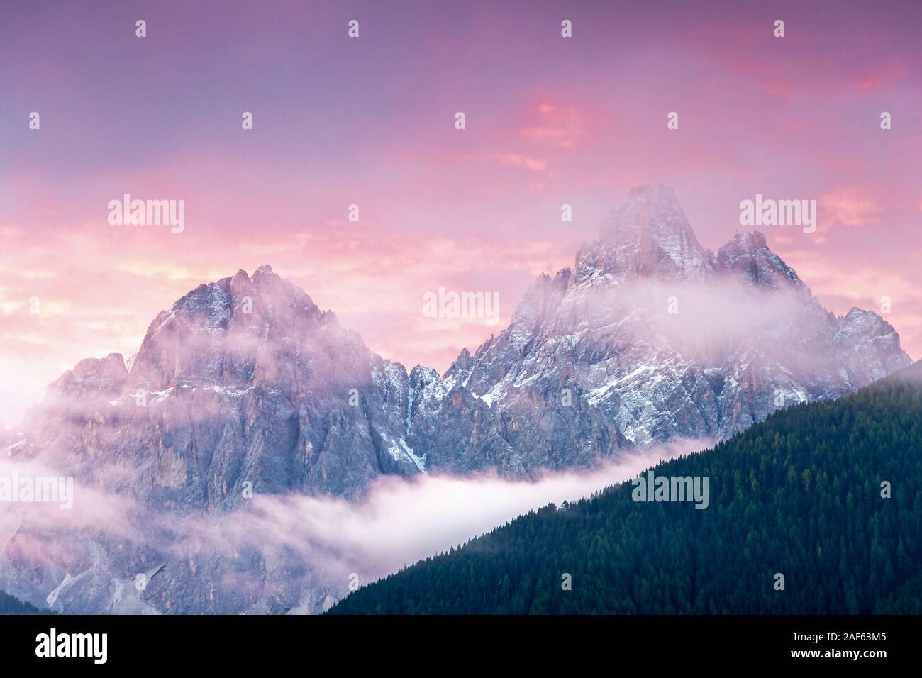 Nebliger Sonnenaufgang über Dreischusterspitze, Dolomiten, Südtirol Stockfoto