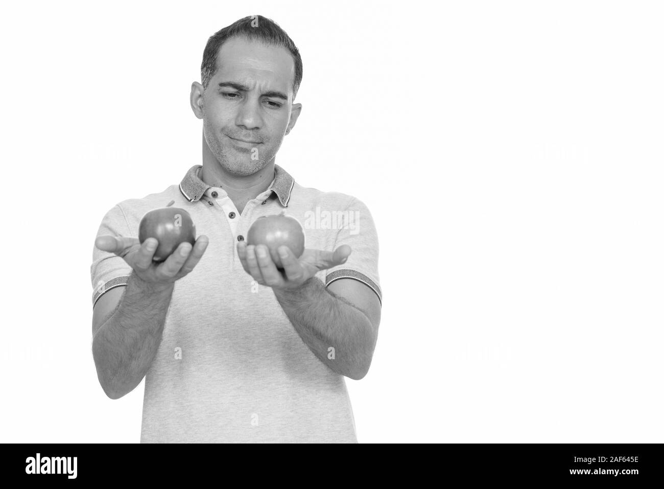 Reifen schönen persischen Mann mit roten und grünen apple Stockfoto