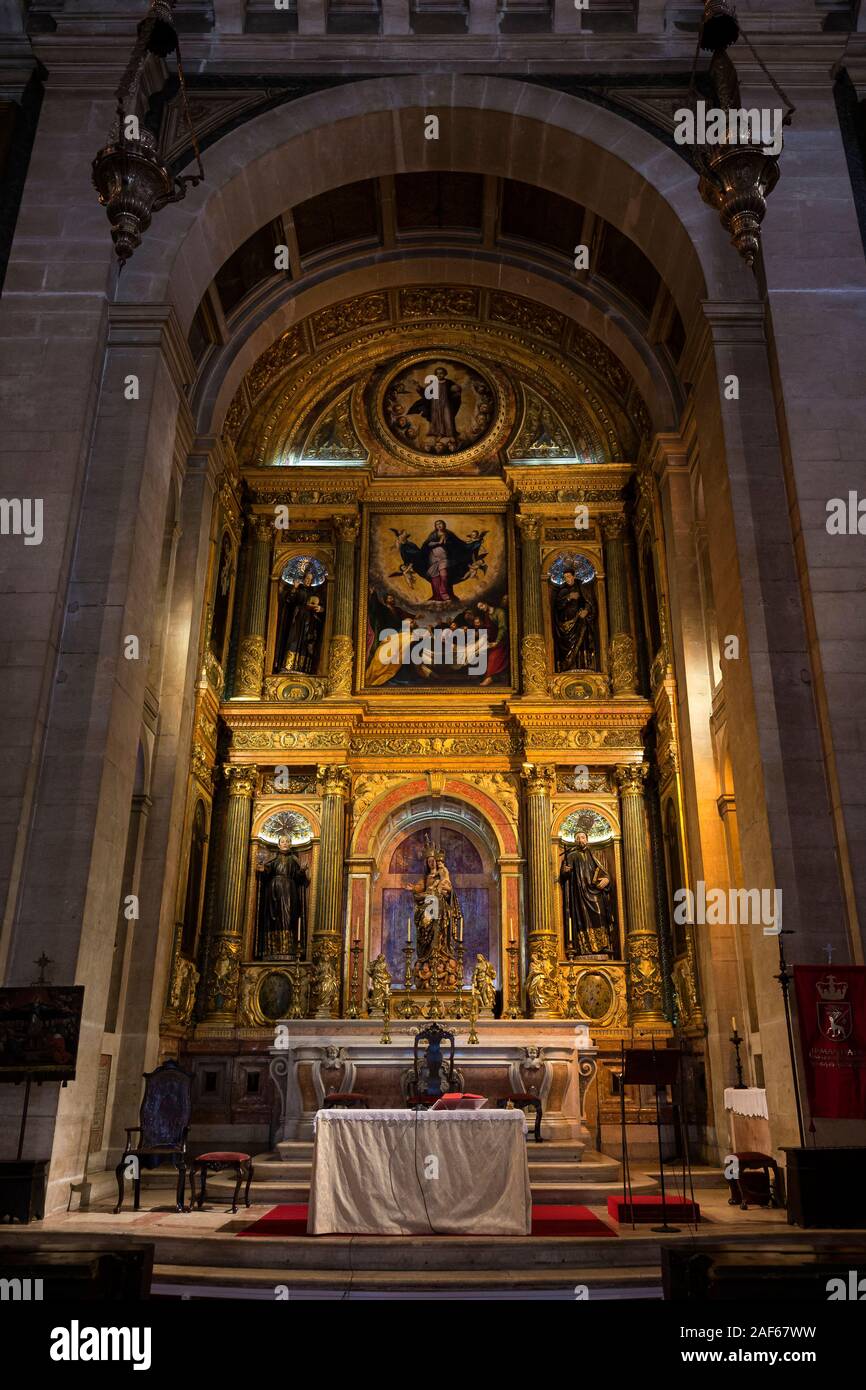 Altar und Chor in der Katholischen Kirche Igreja de Sao Roque (Kirche von Saint Roch) in Lissabon, Portugal. Stockfoto