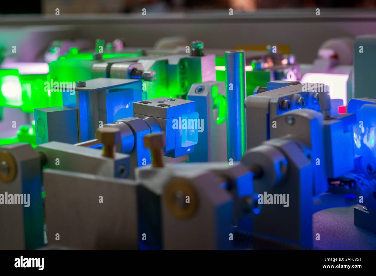 Komplizierte uv-Lasersystem im Betrieb mit Fokus auf Crystal Stockfoto