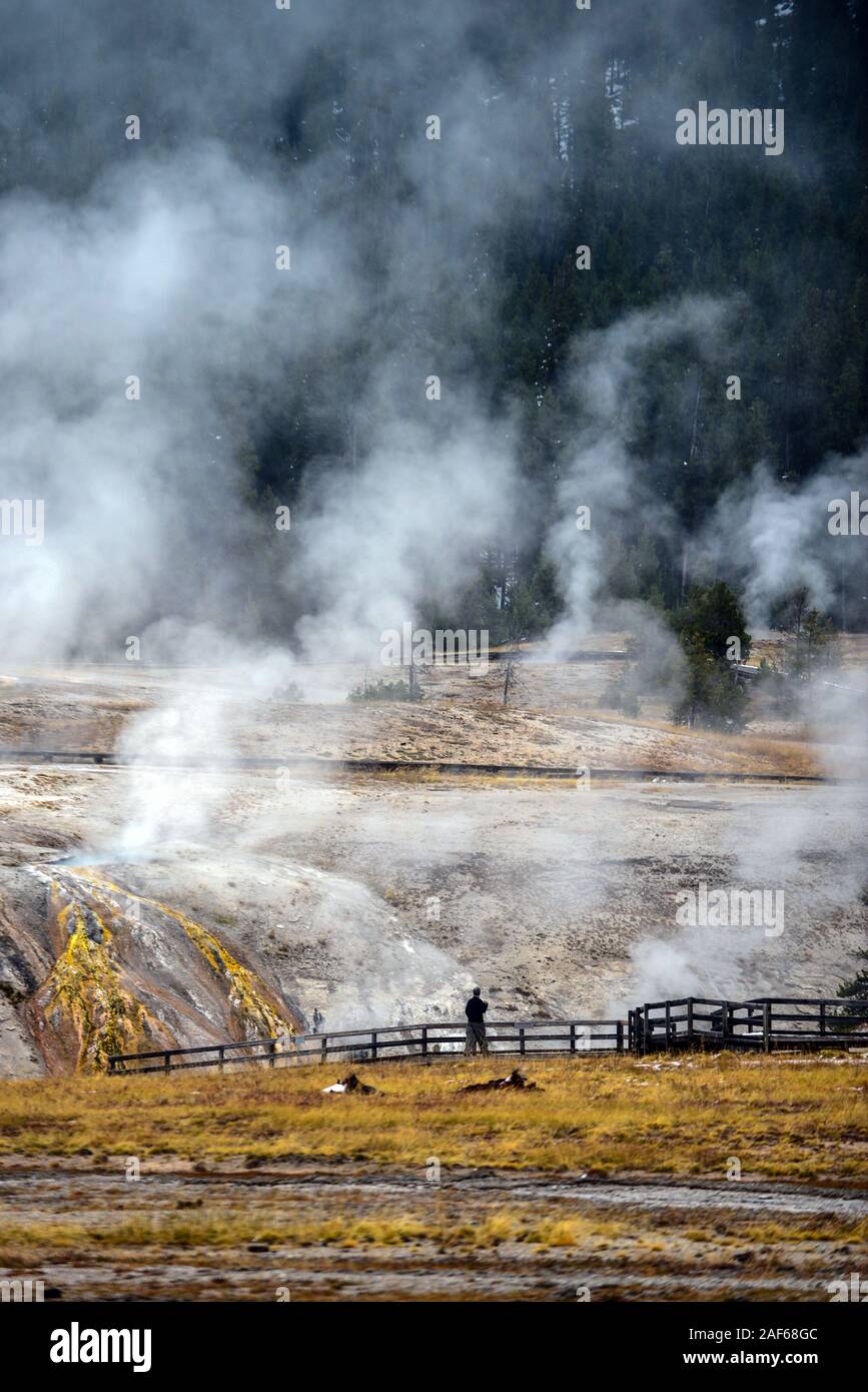 Person Uhren Fumarolen in Upper Geyser Basin, Yellowstone National Park, USA Stockfoto