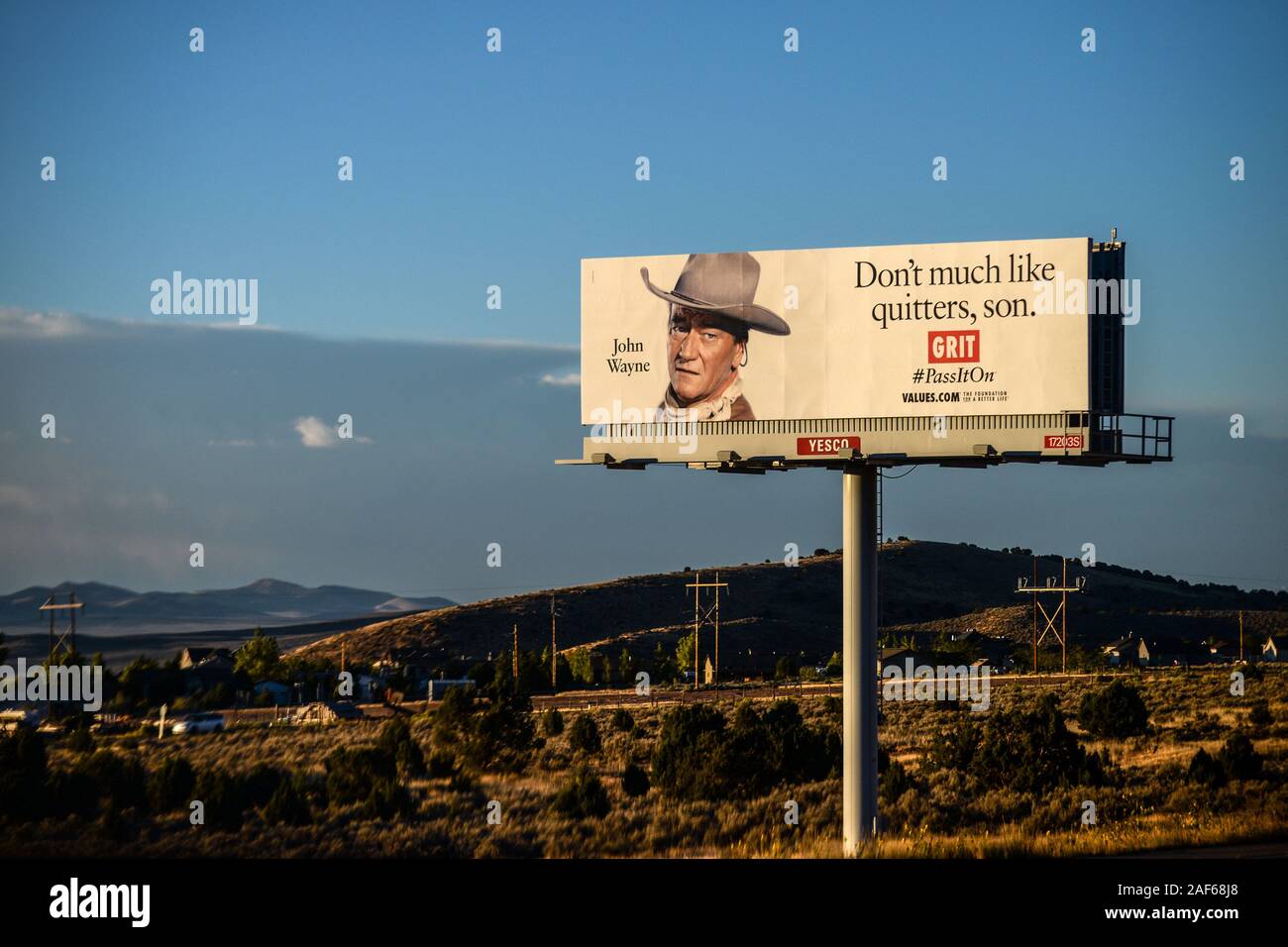 Reklametafeln durch die Grundlage für ein besseres Leben mit John Wayne liest "Keine Drückeberger, Sohn", Montana, USA Stockfoto