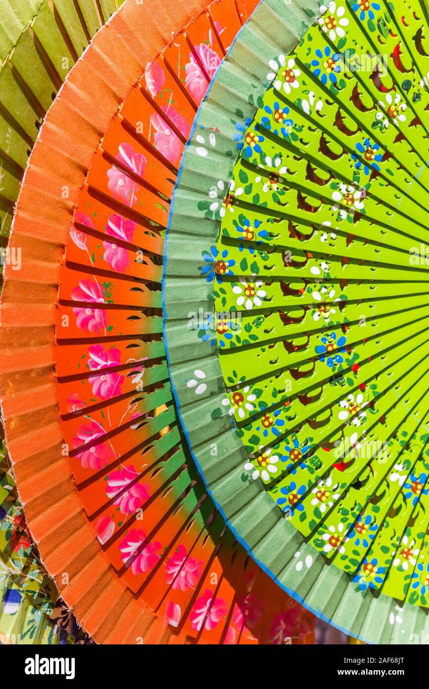 Bunte traditionelle Papier Ventilatoren an einem Souvenirshop in Sevilla, Spanien Stockfoto