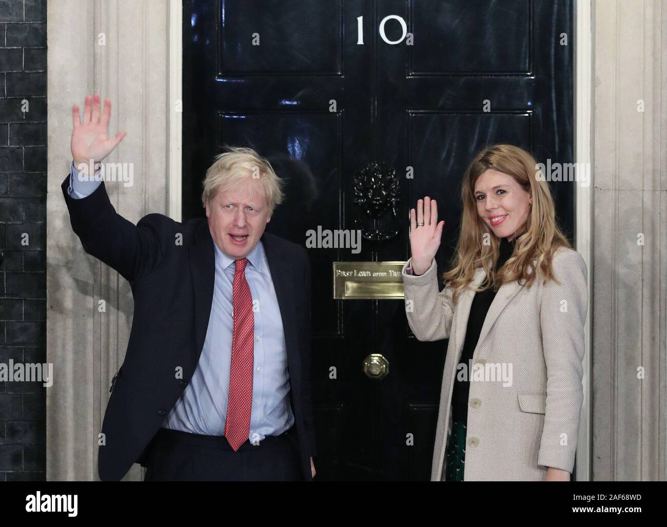 Premierminister Boris Johnson und seine Freundin Carrie Symonds kommen in Downing Street, nachdem die Konservative Partei an die Macht in der allgemeinen Wahl mit einem erhöhten Mehrheit zurück. Stockfoto
