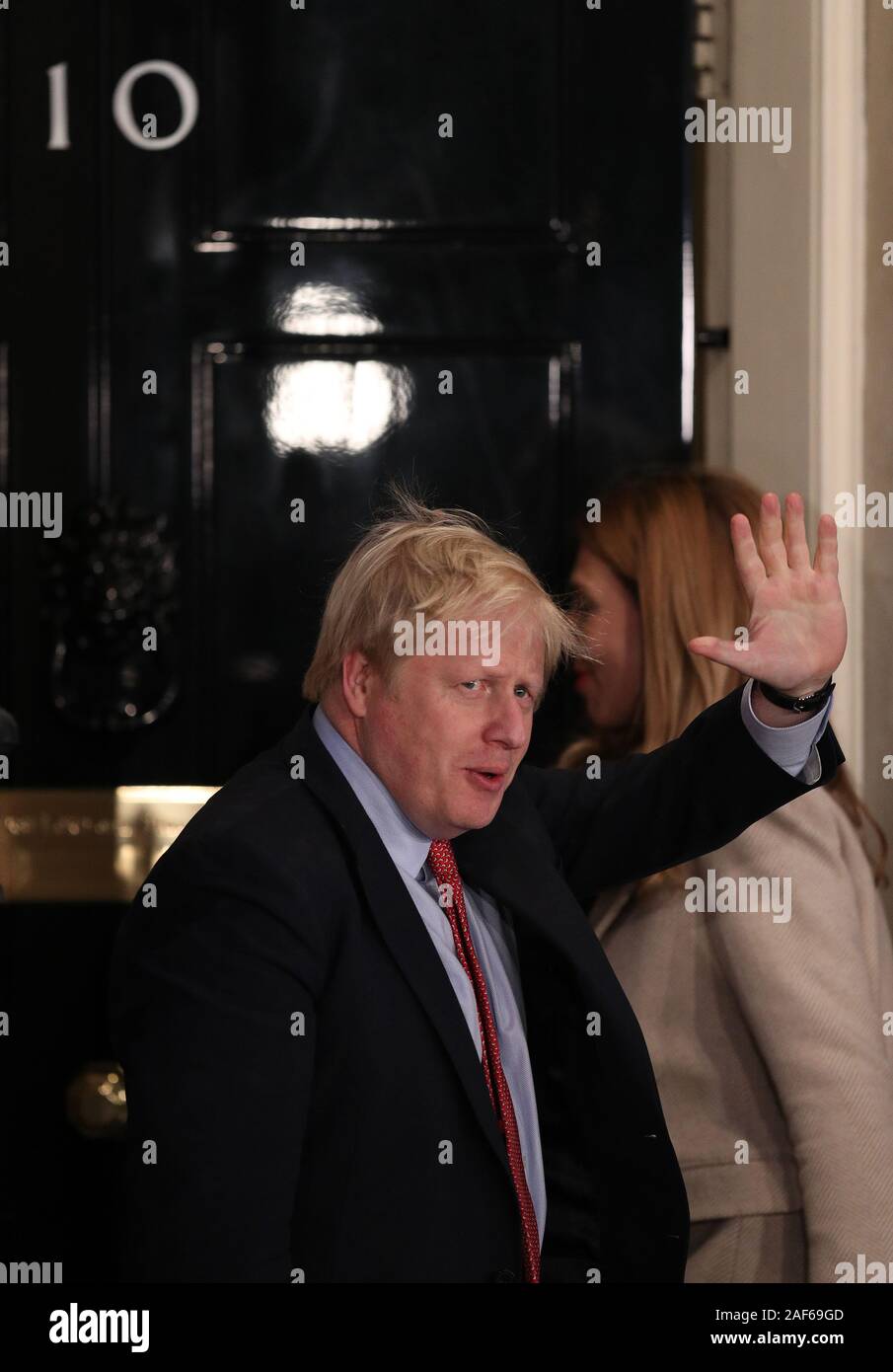 Premierminister Boris Johnson und seine Freundin Carrie Symonds kommen in Downing Street, nachdem die Konservative Partei an die Macht in der allgemeinen Wahl mit einem erhöhten Mehrheit zurück. Stockfoto
