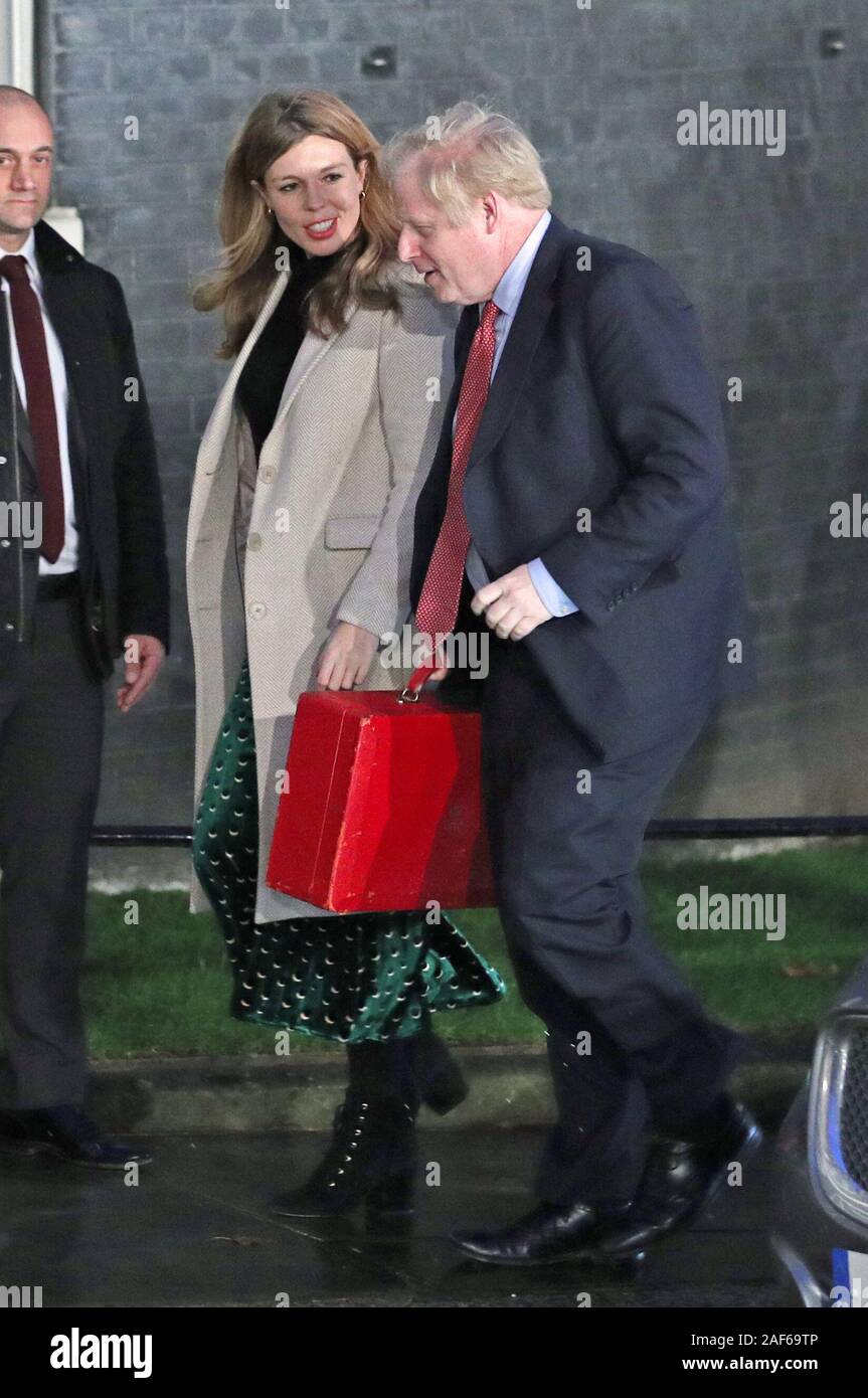 Premierminister Boris Johnson und seine Freundin Carrie Symonds kommen in Downing Street, nachdem die Konservative Partei an die Macht in der allgemeinen Wahl mit einem erhöhten Mehrheit zurück. Stockfoto