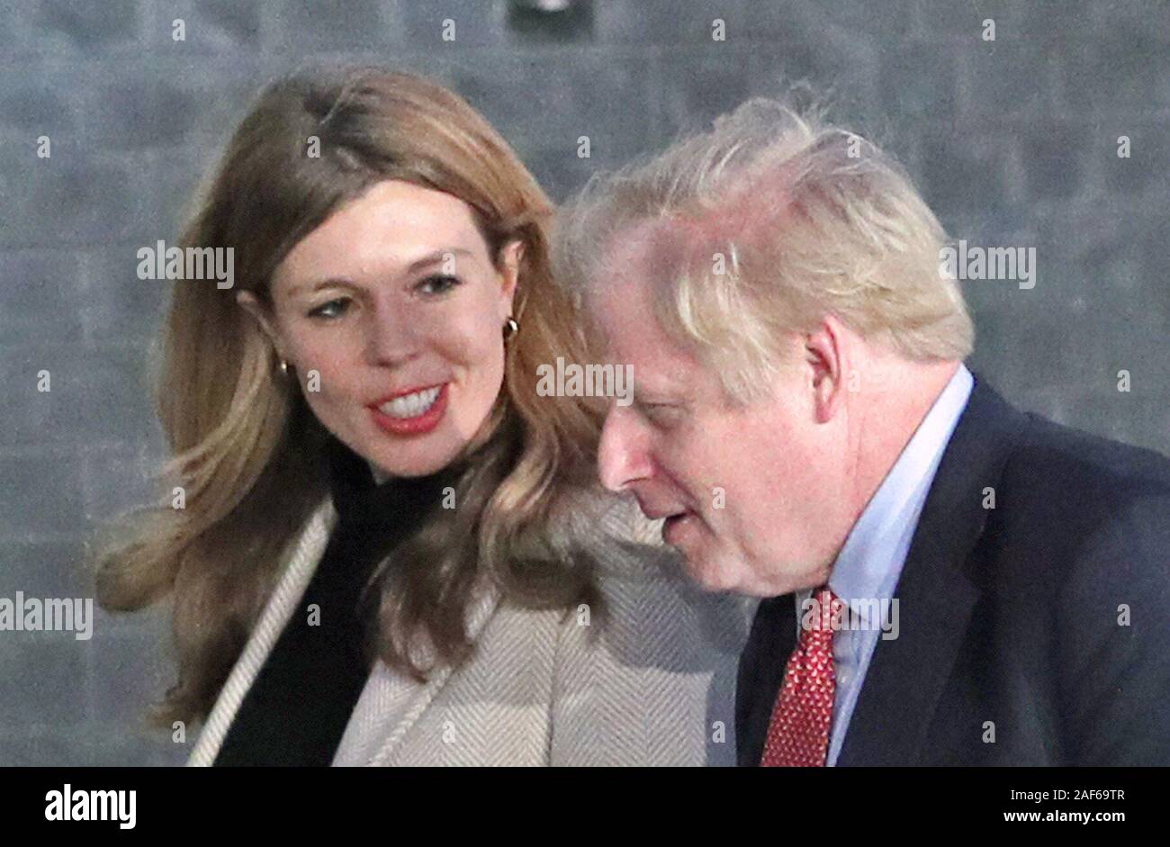 Premierminister Boris Johnson und seine Freundin Carrie Symonds kommen in Downing Street, nachdem die Konservative Partei an die Macht in der allgemeinen Wahl mit einem erhöhten Mehrheit zurück. Stockfoto