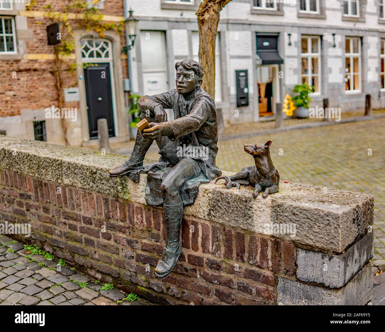 Seitenansicht des Metall Statue von ein Junge und sein Hund Stockfoto