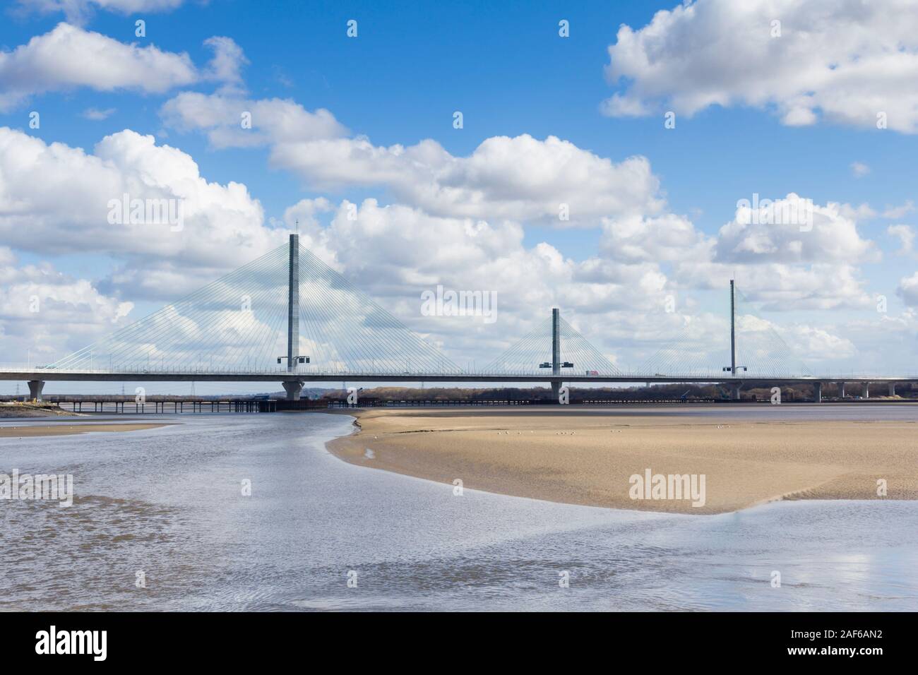 Mersey Gateway Bridge überspannt den Fluss Mersey und den Manchester Ship Canal, der die 533 Straße zwischen Widnes und Runcorn, Cheshire. Stockfoto