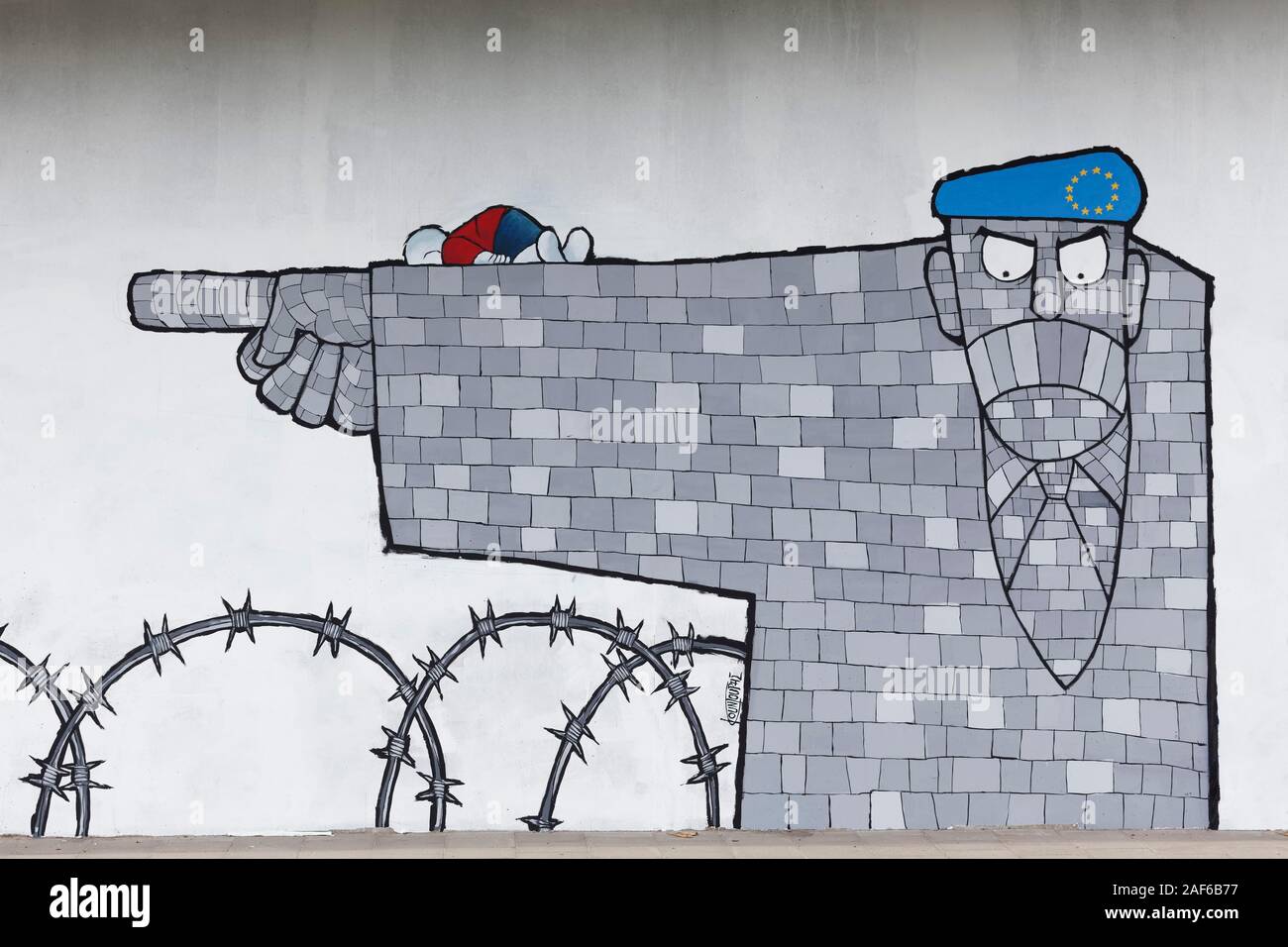EU-Kommission lehnt Flüchtlinge an der Grenze, Stacheldraht und toten Flüchtlingskind, symbolische Wandbild durch Maler George Koftis, Streetart, urbane Kunst 40 Grad Stockfoto