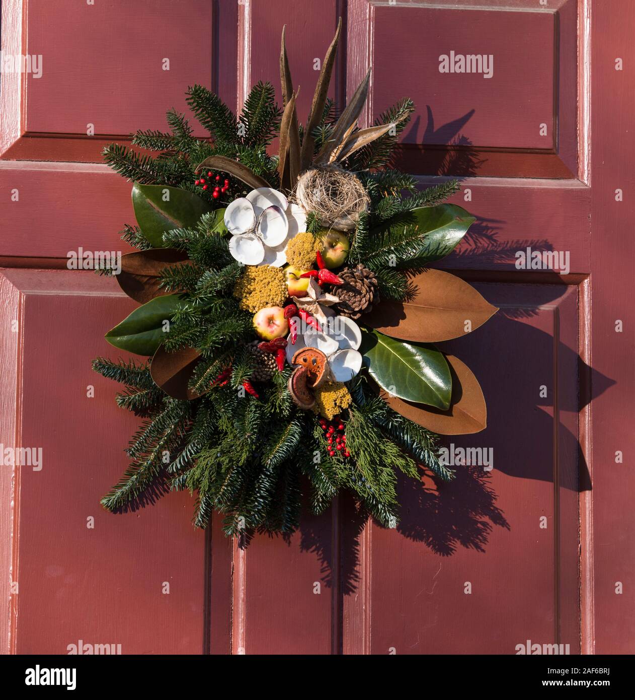 Kranz aus roten paprikaschoten -Fotos und -Bildmaterial in hoher ...