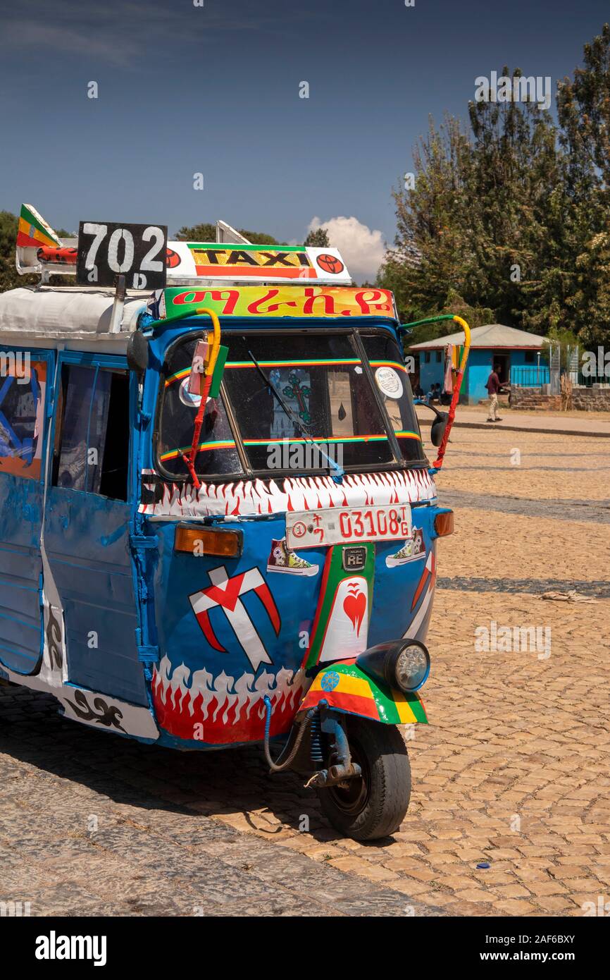 Äthiopien, Tigray, Axum (Aksum), Stelen Park, lokaler Transport, bunte Bajaj Auto Rickshaw Taxi Stockfoto