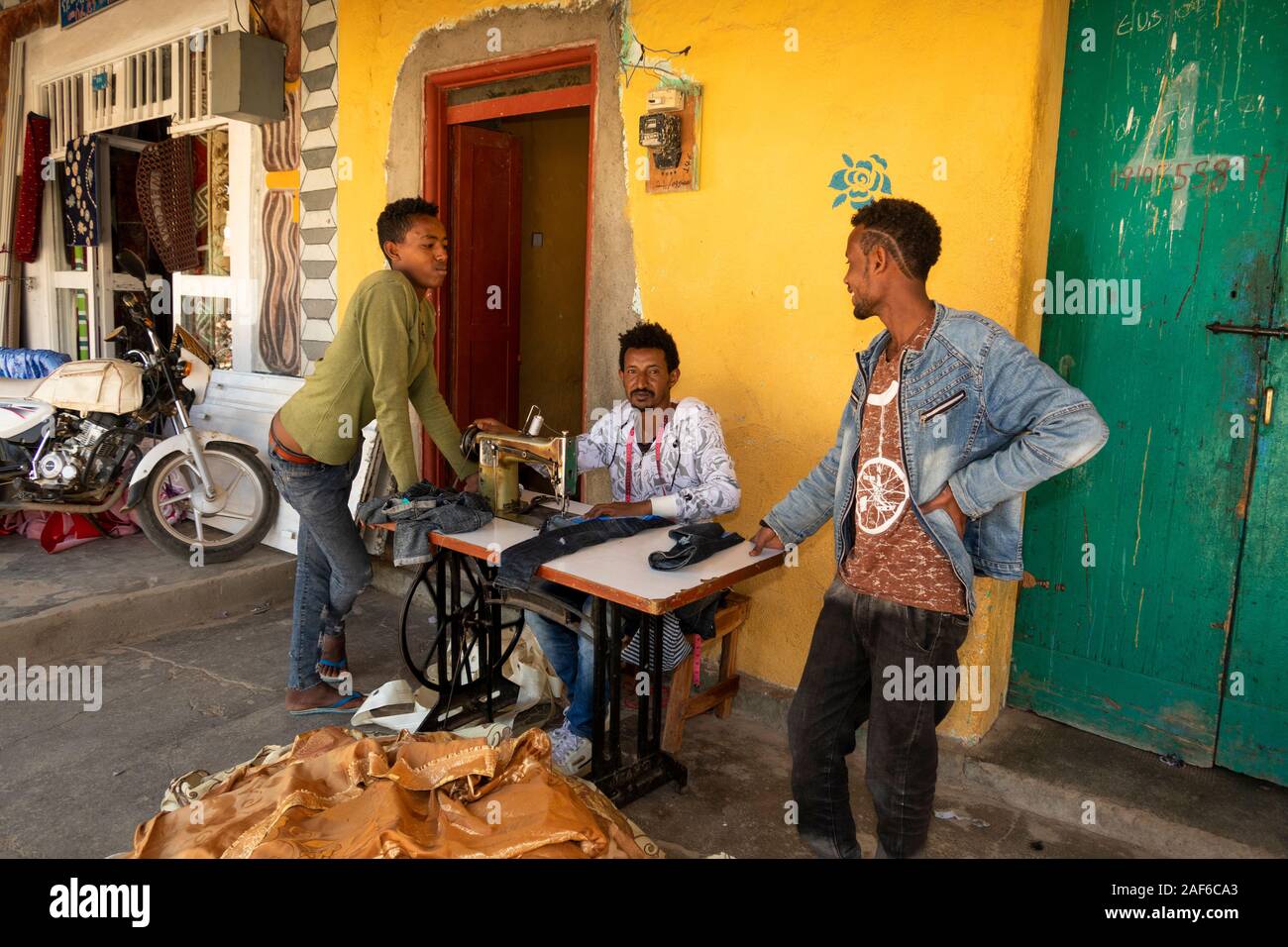Äthiopien, Tigray, Axum (Aksum), Altstadt, Daero Square, Stadtzentrum, speziell bei der Arbeit an der Nähmaschine Stockfoto