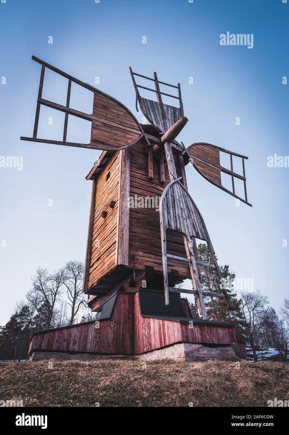 Alte und verlassene Mühle mit schönen Sonnenuntergang am Abend in Finnland Stockfoto