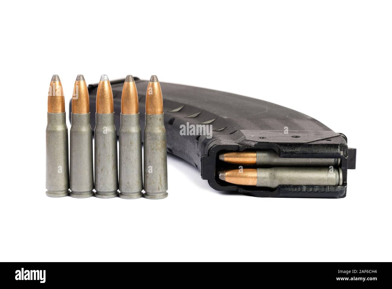 Alte Gewehr bullet und Magazin (Kassette) auf weißem Hintergrund Stockfoto