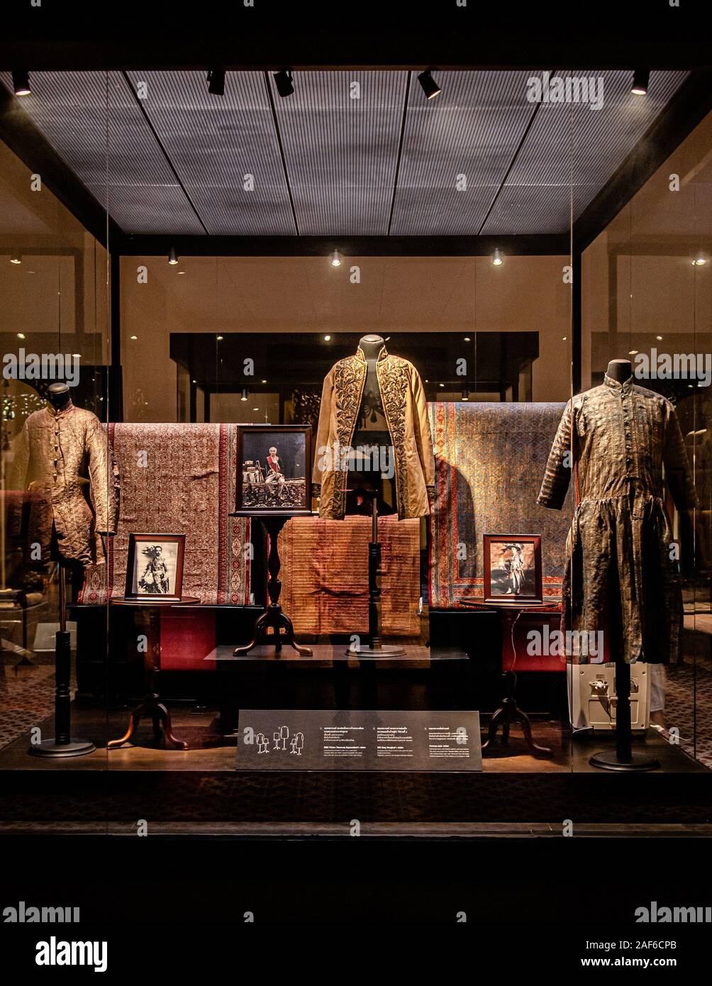Okt 24, 2019 Bangkok, Thailand - königliche Wappen Anzug Kleid. Thailand König Mongkut Kleid und antiken Stoff Sammlung Ausstellungen in Bangkok Nationalmuseum Stockfoto