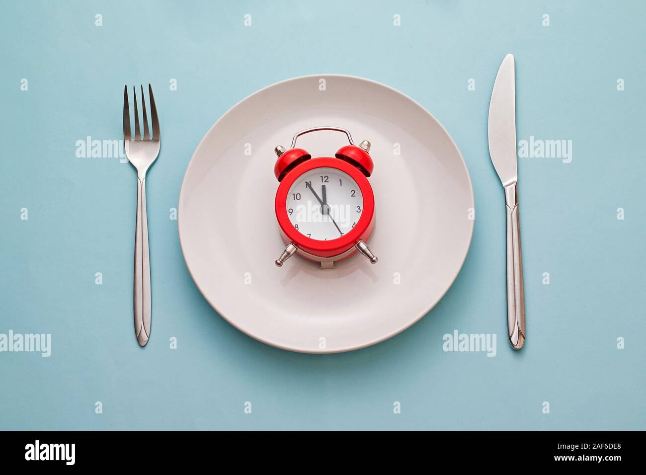 Rot Wecker auf einem sauberen weißen Teller Stockfoto