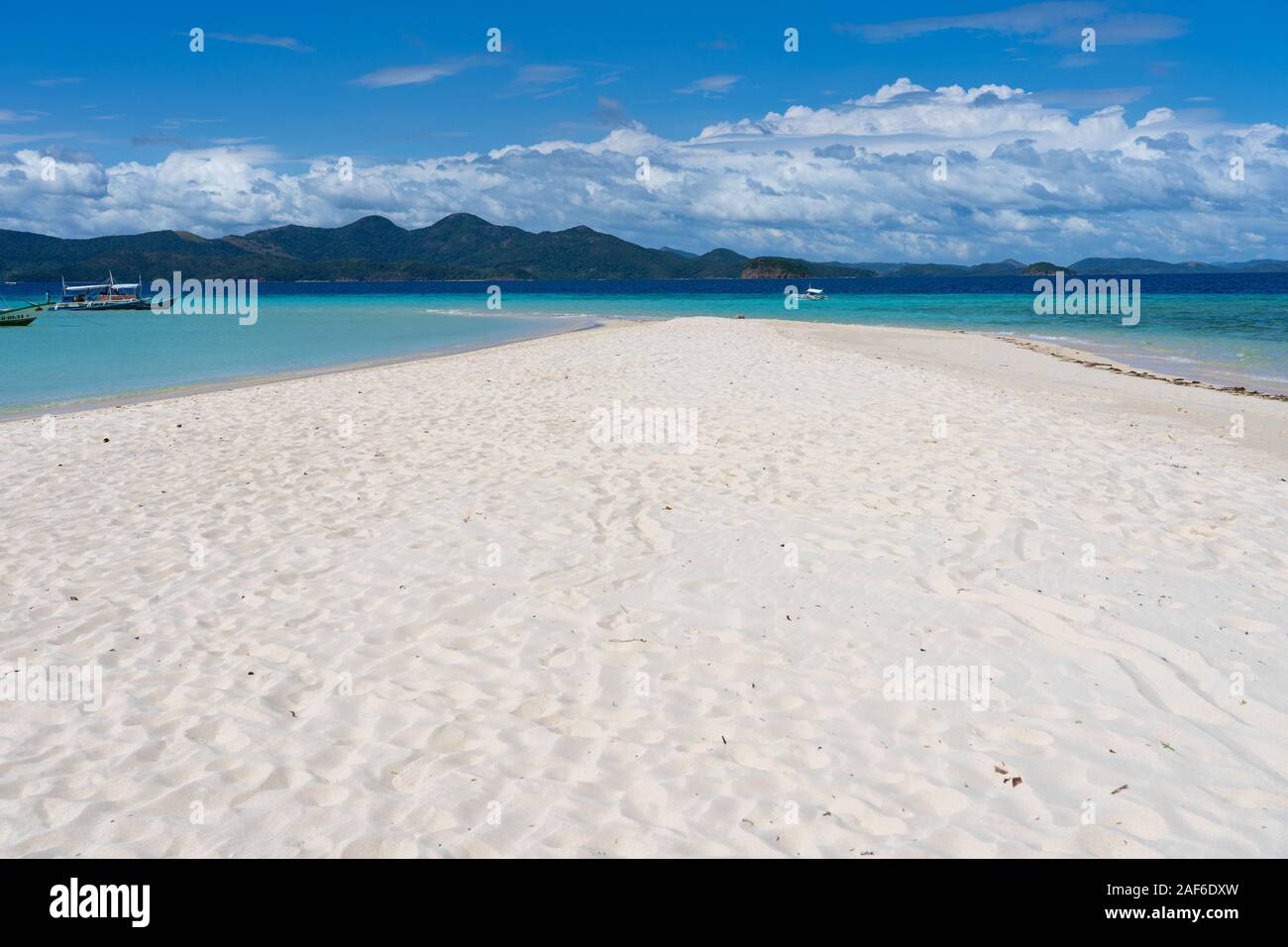 Sandbar mit Boote in der Nähe, Ditaytayan Insel, Coron, Philippinen Stockfoto