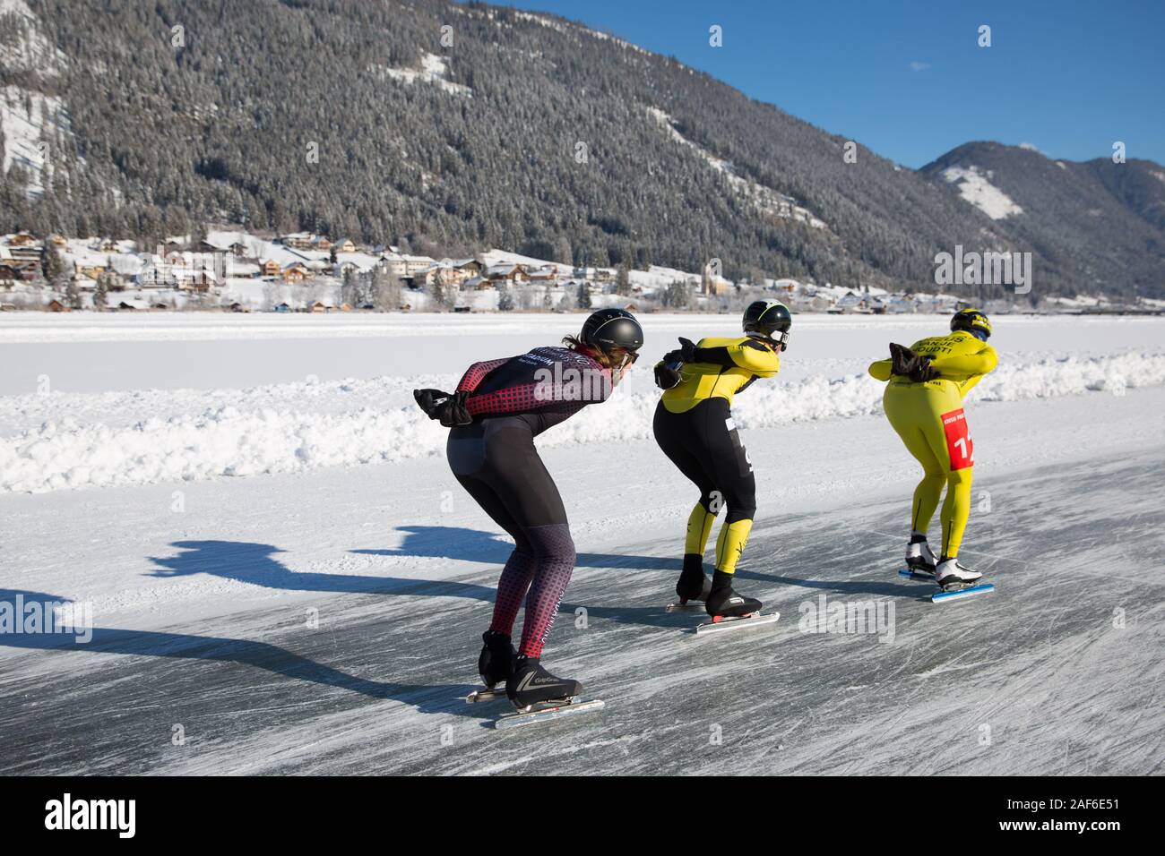 Schlittschuhlaufen auf dem See, in einem schönen Winterlandschaft. Meisterschaft Marathon Ice Speed-Skating auf Natureis, Weissensee, Österreich Stockfoto