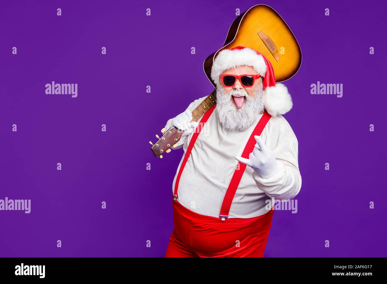 Porträt Seiner er schön Frech Fröhlich froh, heiter cool Dicke fat Santa  mit Gitarre, Horn anmelden Spaß über helle isoliert Bärtigen  Stockfotografie - Alamy