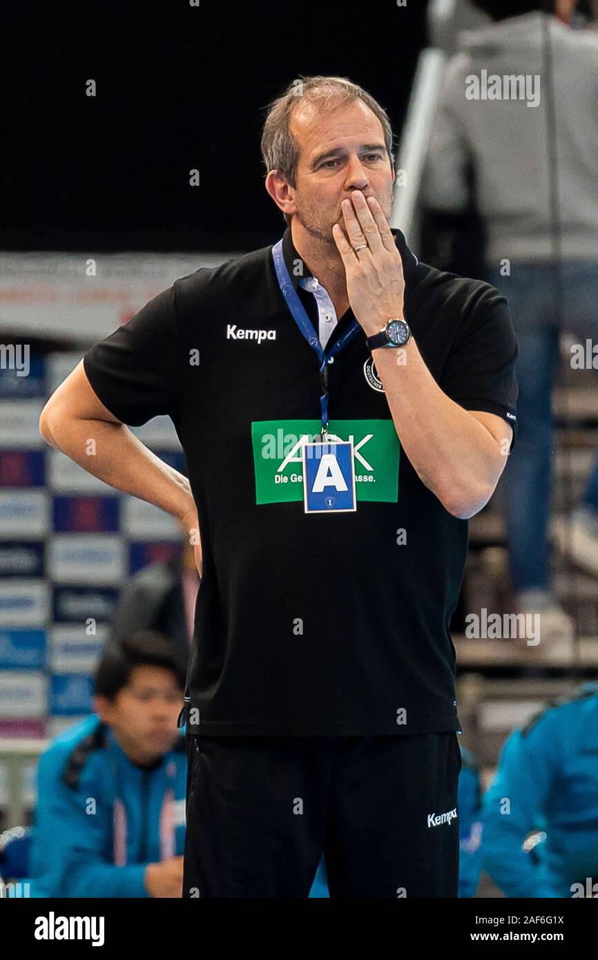 Kumamoto, Japan. 13 Dez, 2019. Handball, Frauen: WM 2019 Spiel um Platz 7, 9. Spieltag, Deutschland - Schweden. Henk Gröner, Trainer von Deutschland. Credit: Marco Wolf/wolf-sportfoto/dpa/Alamy leben Nachrichten Stockfoto