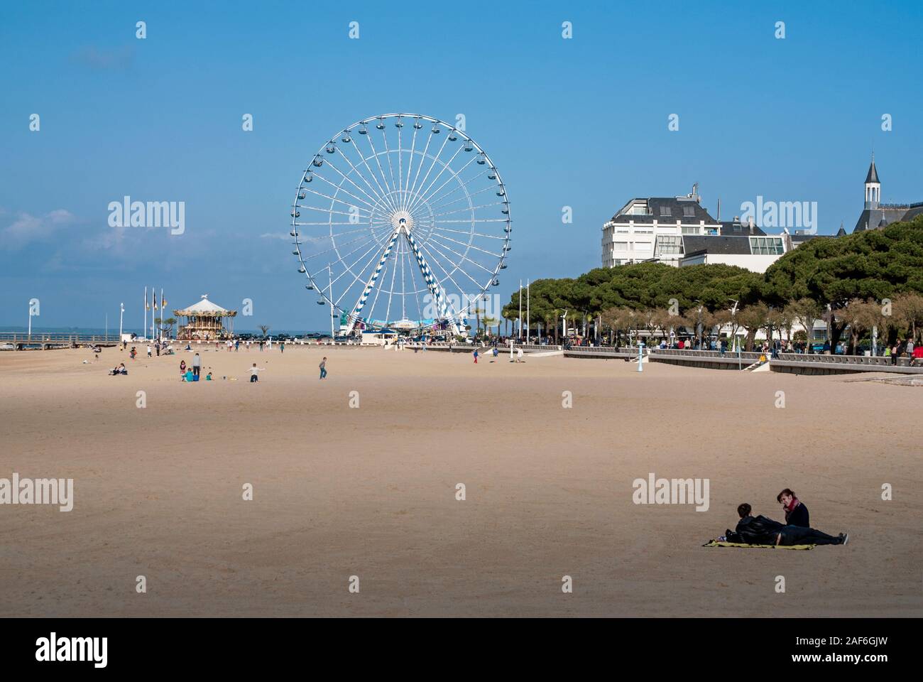 Der Sandstrand von La Jetee-Thiers und das Riesenrad, Arcachon Stadt, Gironde (33), Nouvelle-Aquitaine, Frankreich Stockfoto