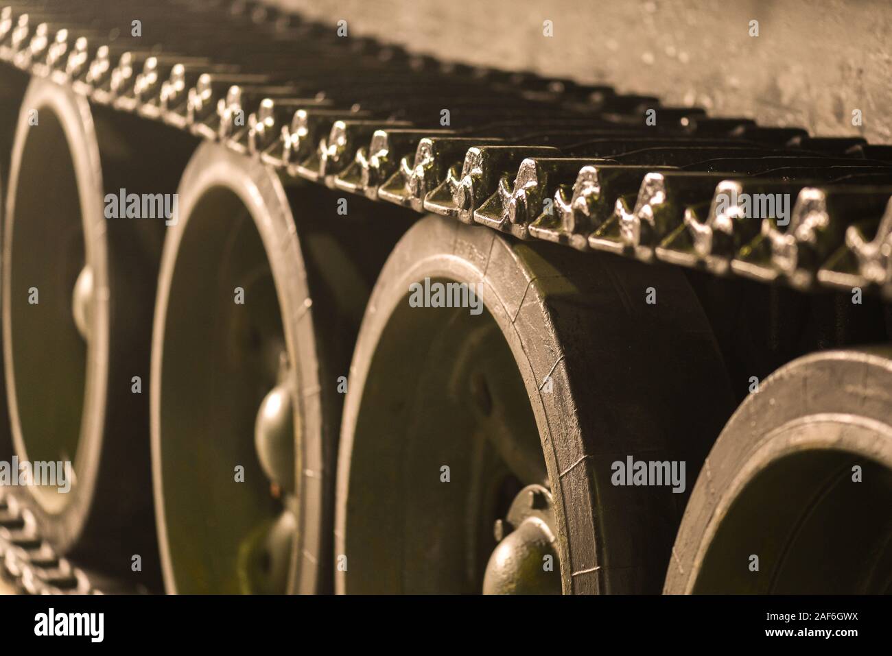 Heavy tank track Detail Nahaufnahme gelb eingefärbt Stockfoto