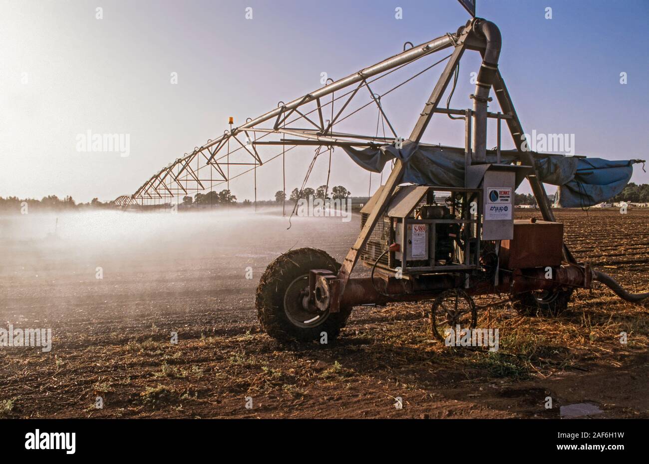 Bewässerung Roboter Bewässerung ein Feld. In der Wüste Negev, Israel fotografiert. Stockfoto