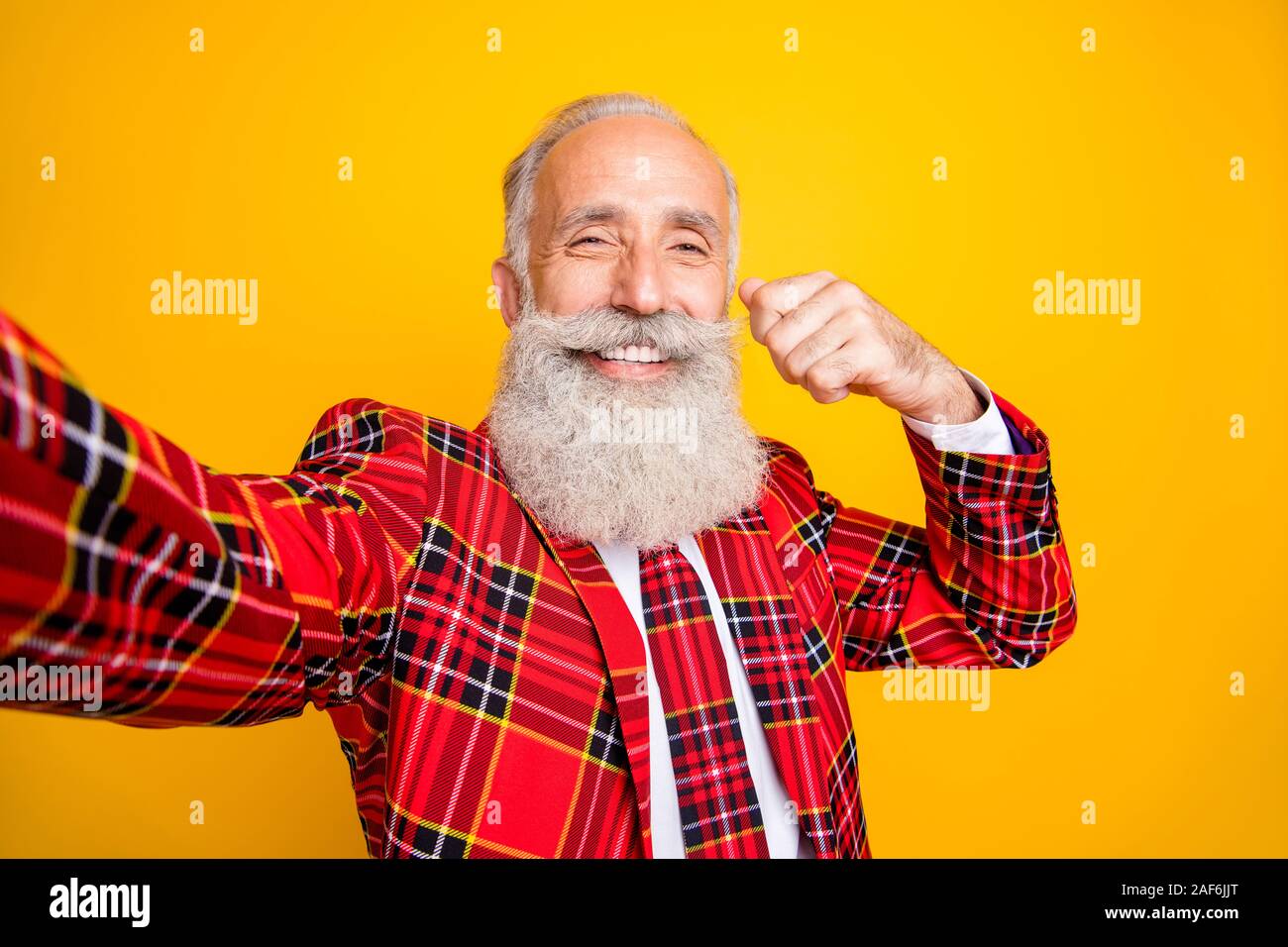 Nahaufnahme der kühle Blick opa Kerl spielen mit weißen, eleganten  Schnurrbart zu tragen selfies hipster Plaid blazer Krawatte kostüm Kleidung  isoliert Stockfotografie - Alamy