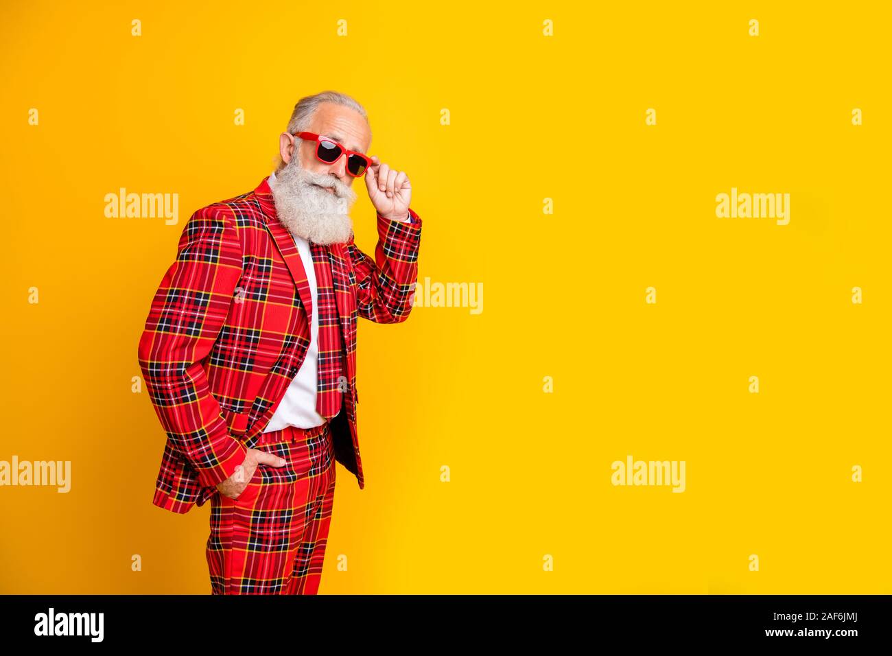 Profil Seitenansicht Porträt seiner er schön stattlich attraktive Inhalte grauhaariger Mann macho Berühren specs Posing moderne Kleidung, die über helle isoliert Stockfoto