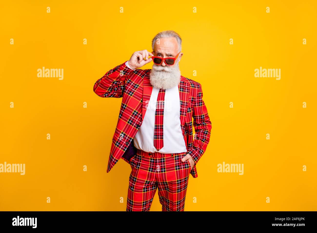 Porträt Seiner er schön stattlich attraktive ernsthafte Inhalte grauhaariger Mann macho berühren Specs über Helle, lebendige Glanz leuchtende gelbe Farbe isoliert Stockfoto