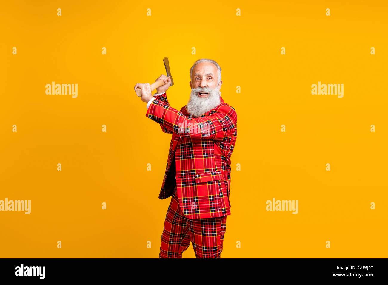 Ich werde Sie töten. Foto von cool Opa weißen Bart Modell halten sich an den Händen schwingen große ax Schreien empört wear Plaid rot Kostüm Outfit isolierte Helle Stockfoto Ich werde Sie töten. Foto von cool Opa weißen Bart Modell halten sich an den Händen schwingen große ax Schreien empört wear Plaid rot Kostüm Outfit isolierte Helle Stockfoto