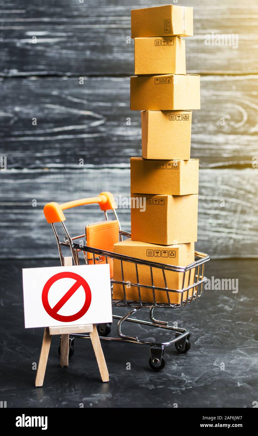 Handel Warenkorb mit Boxen und eine Staffelei mit einem Verbot symbol Nr. Internet handel Online shopping verbieten. Beschränkung bei der Einfuhr waren, proprietäre f Stockfoto