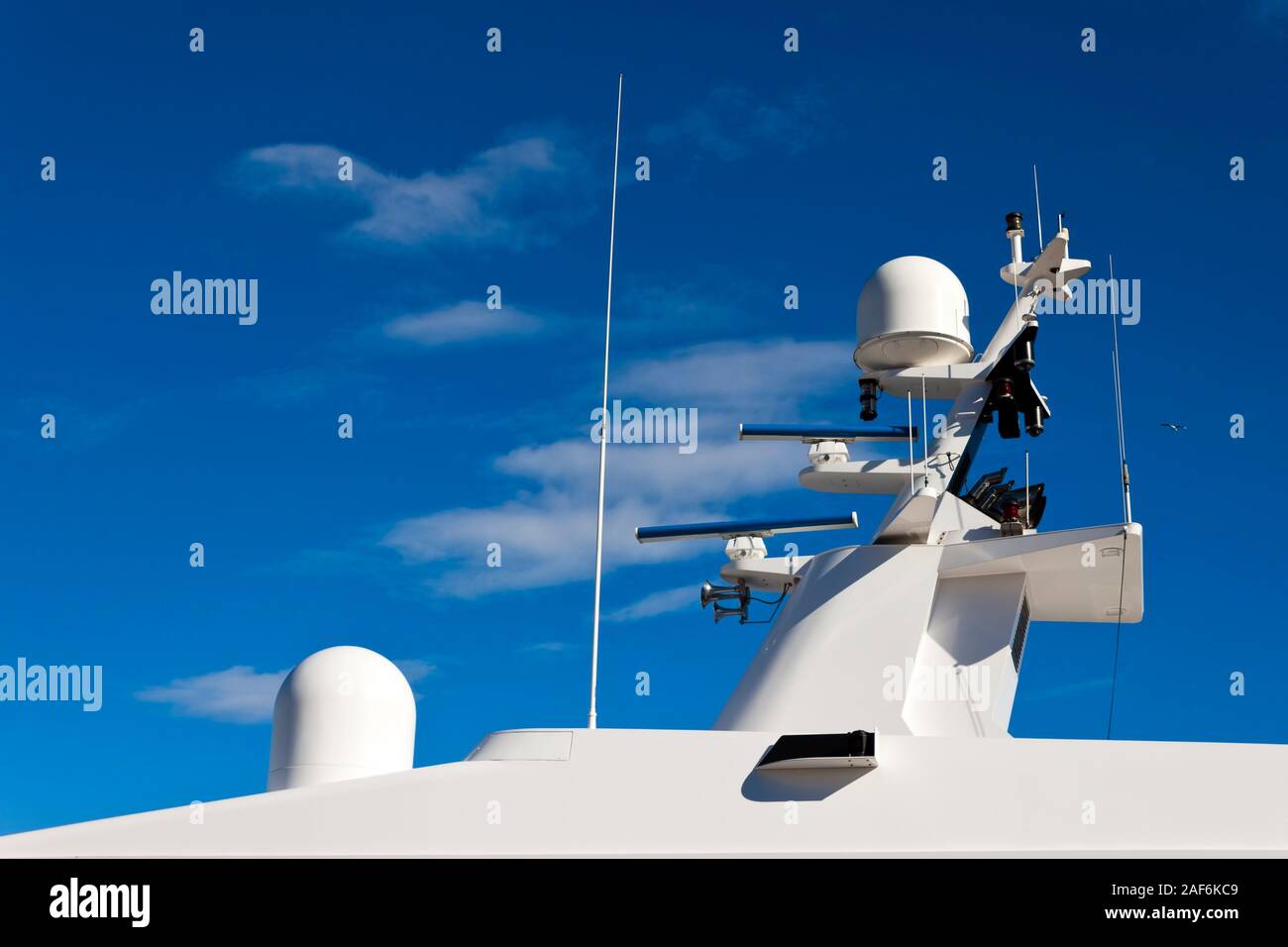 Antennen, Radar, Windmessanlage und andere Kommunikations- und Navigationsausrüstung am Mast einer Yacht. Stockfoto