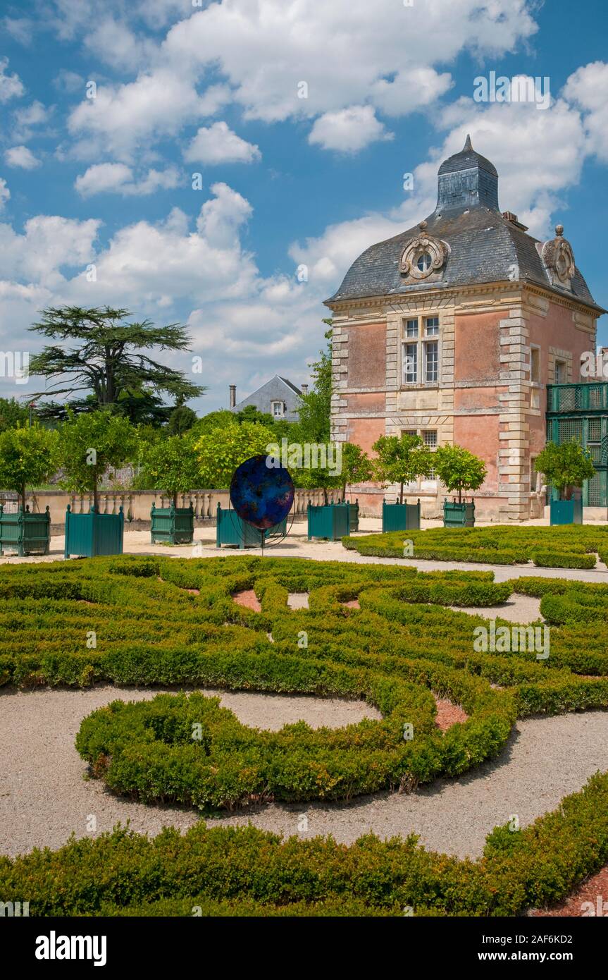 Gartenanlagen auf dem malerischen Ort der Orangerie, einem Gebäude aus dem 17. Jahrhundert, La Mothe-Saint-Heray, Alpes-de-Haute-Provence, Nouvelle-Aquitaine, Frankreich Stockfoto