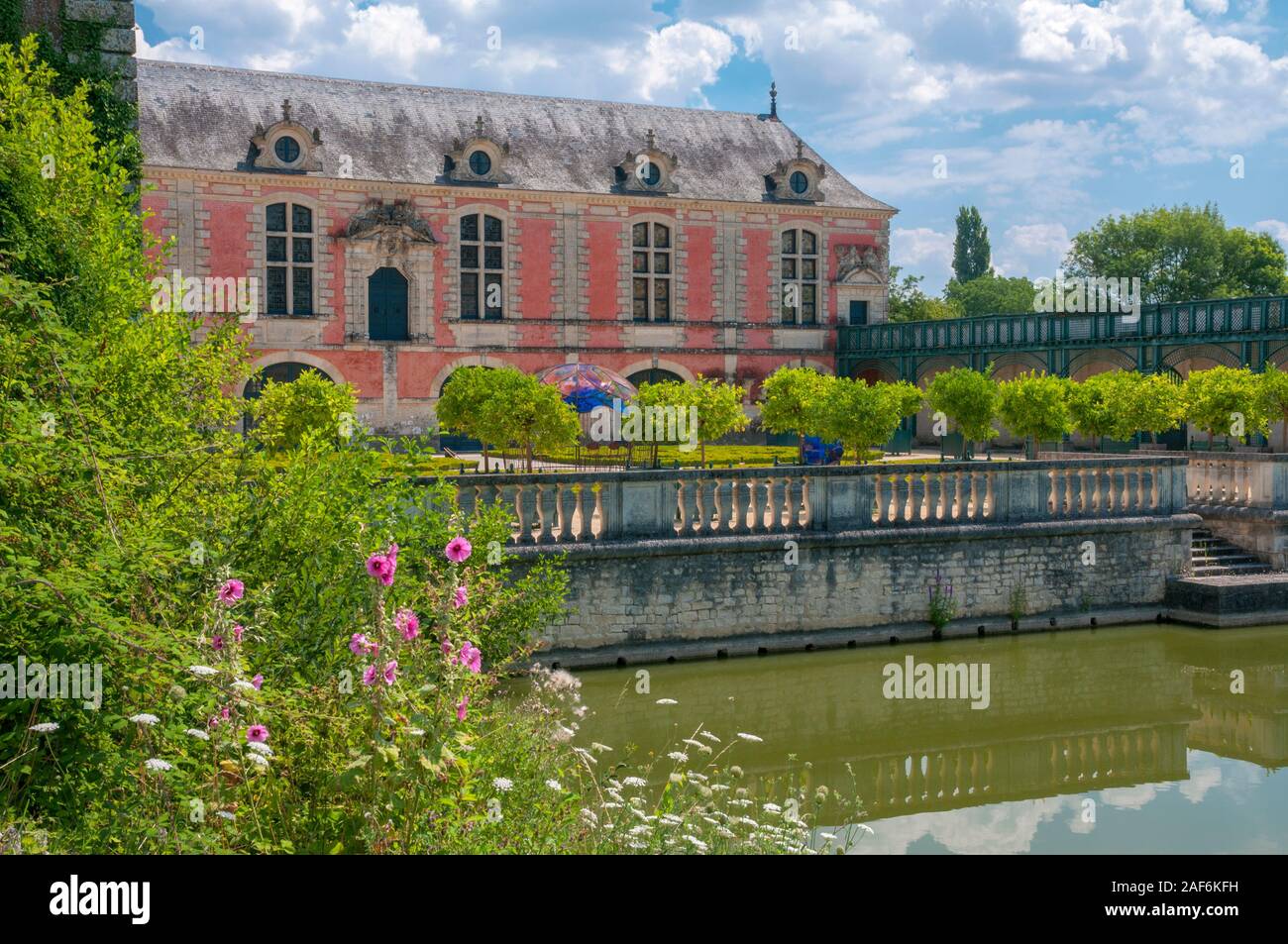 Rückansicht des angelegten Gärten auf dem malerischen Ort der Orangerie, einem Gebäude aus dem 17. Jahrhundert, La Mothe-Saint-Heray, Alpes-de-Haute-Provence, Frankreich Stockfoto