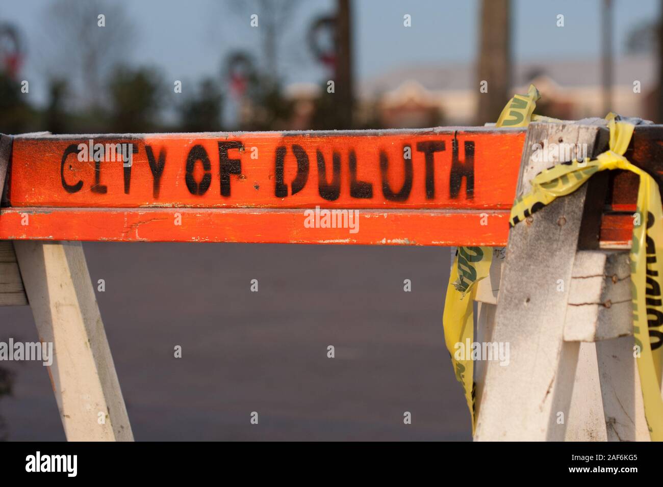 DULUTH, Georgia - Dezember 6, 2009: eine bemalte Veranstaltung Absperrgitter für die Stadt Duluth, Georgia. Stockfoto