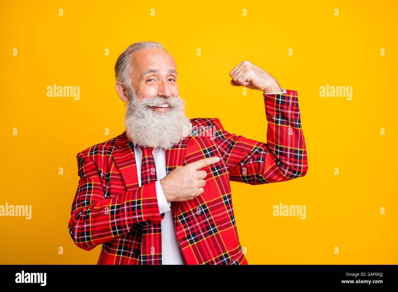 Close-up Portrait seiner er schön schön Heiter Heiter froh Inhalt grauhaariger Mann macho zeigen Muskeln über Helle, lebendige/ Isolierte lebendige Stockfoto