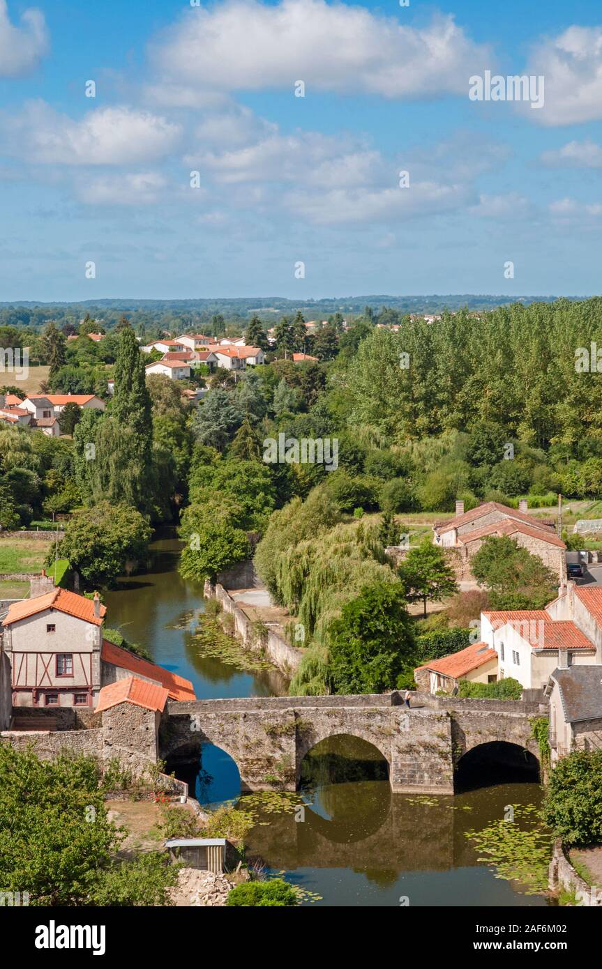 Blick auf die malerische mittelalterliche Stadt Parthenay mit einer alten Brücke über den Fluss Thouet, Alpes-de-Haute-Provence (79), Nouvelle-Aquitaine, Frankreich Stockfoto