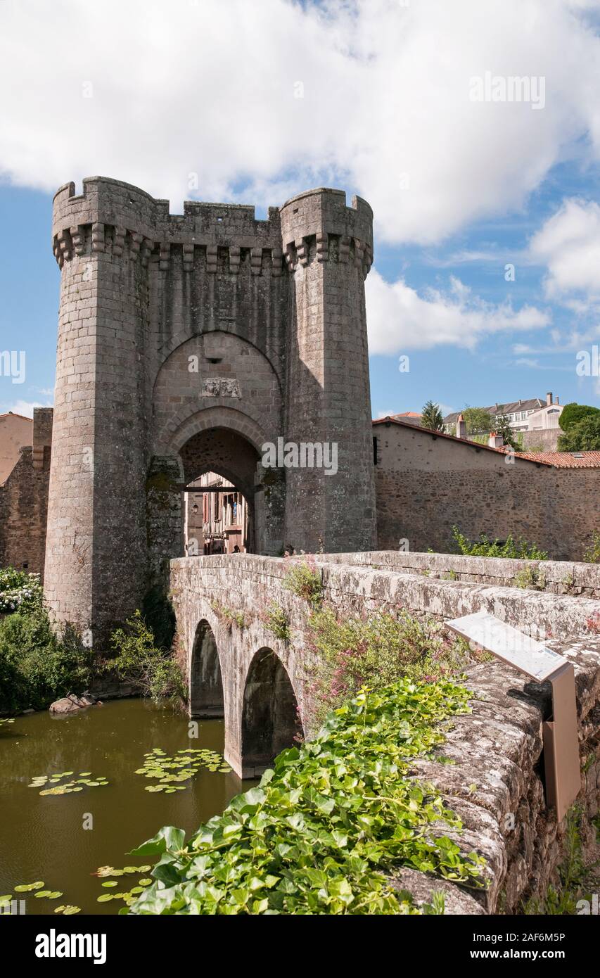 Die befestigte Tor von Saint-Jacques (Porte Saint-Jacques) und Brücke in der mittelalterlichen Stadt Parthenay, Alpes-de-Haute-Provence (79), Nouvelle-Aquitaine, Frankreich Stockfoto