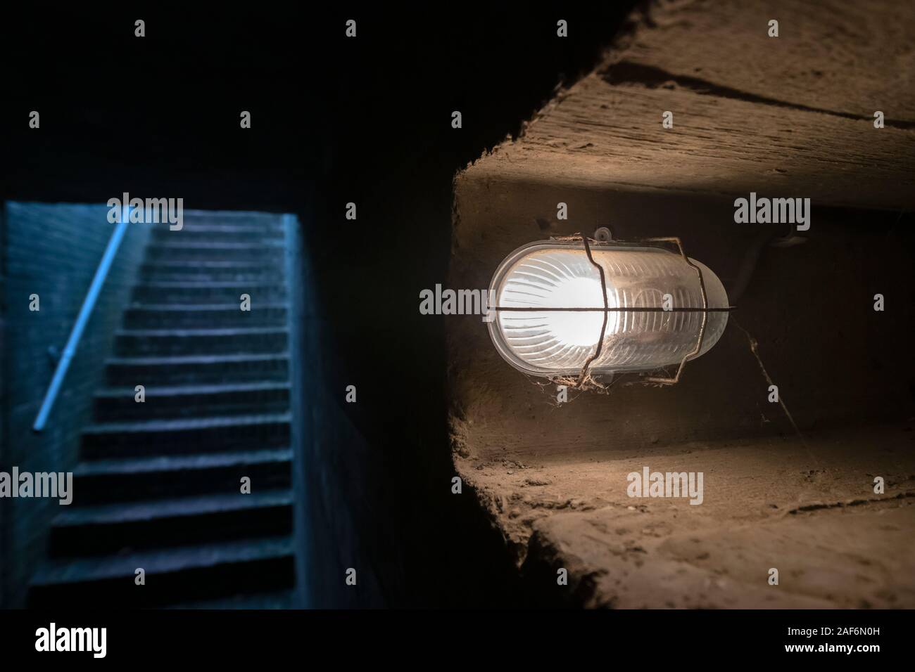 Gemauerte Treppe in einen alten deutschen Bunker als Teil der Atlantic Wall auf der Insel Terschelling in den nördlichen Niederlanden Stockfoto