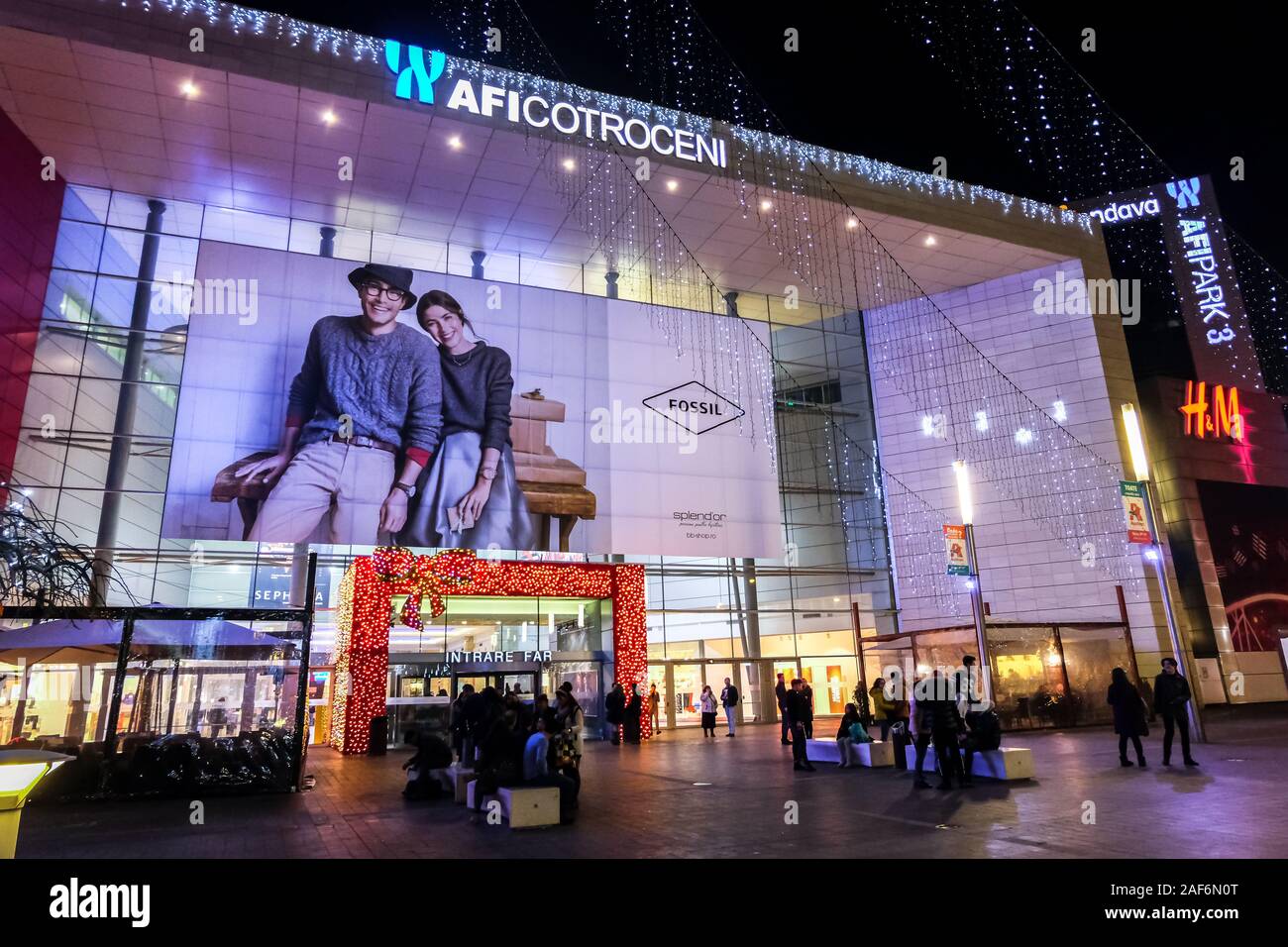 Bukarest, Rumänien bis zum 25. Dezember 2017: Die Außenseite des AFI Cotroceni Shopping Mall in Bukarest, eines der größten Einkaufszentren in Rumänien, während der Stockfoto