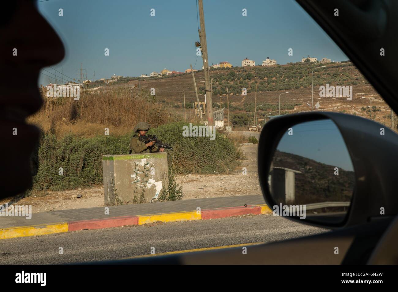 Israelische Soldaten Mann eine strassensperre an einer Kreuzung auf der Straße. 55 Im Westjordanland Israel/Palästina Stockfoto